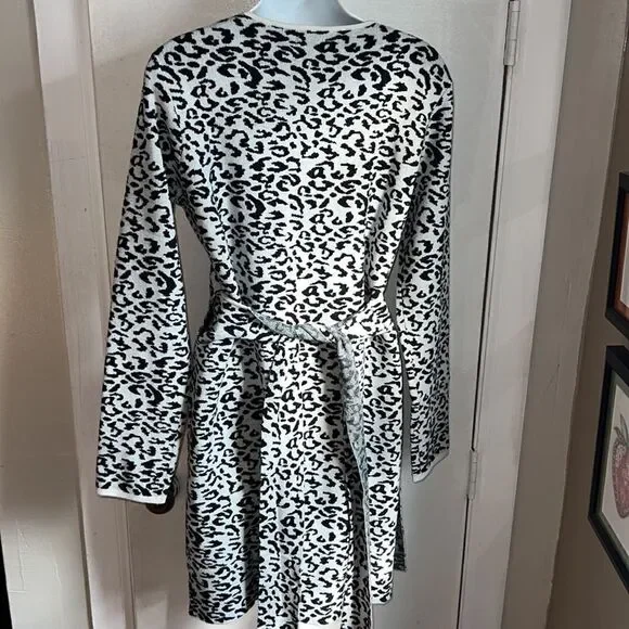 LOVERS + FRIENDS Merida Animal Print Wrap Dress-M NWT - Picture 5 of 10